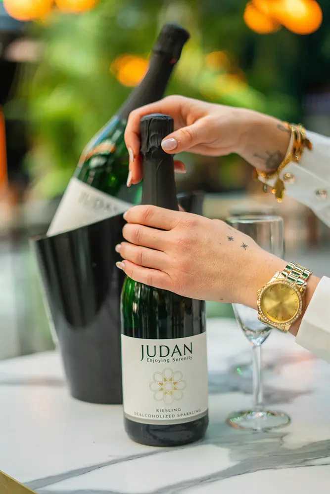 Botella de vino blanco sin alcohol Judan Riesling