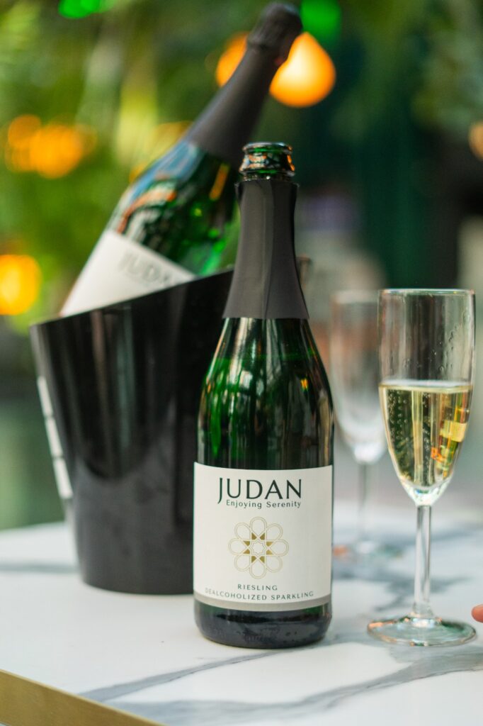 Vino vegano sin alcohol: Guía completa con las 5 preguntas infalibles para disfrutar sin renuncias 3 vino vegano con copa judan